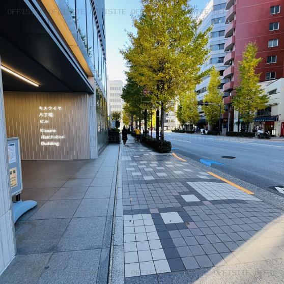 キスワイヤ八丁堀ビルの前面歩道