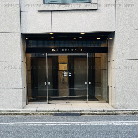 東神田ビルのオフィスビル出入口
