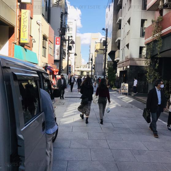 磯野ビルのビル前面道路