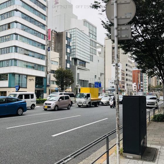 バイナリー北青山のビル前面道路