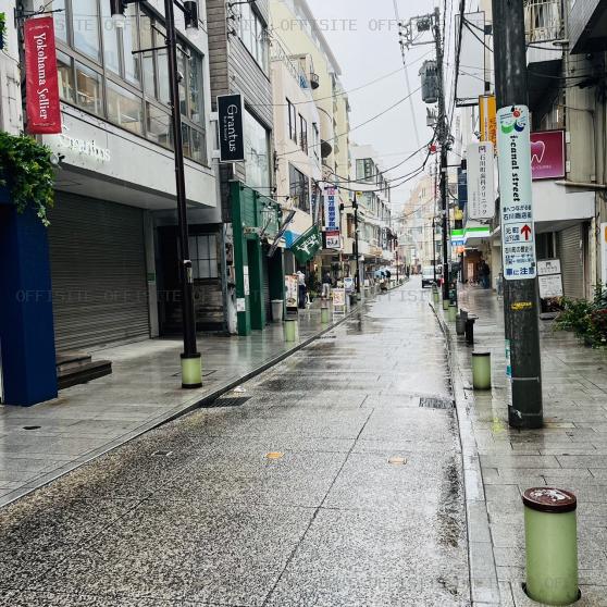 石川町トーセイビルの前面道路