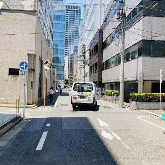 日経茅場町別館のビル前面道路