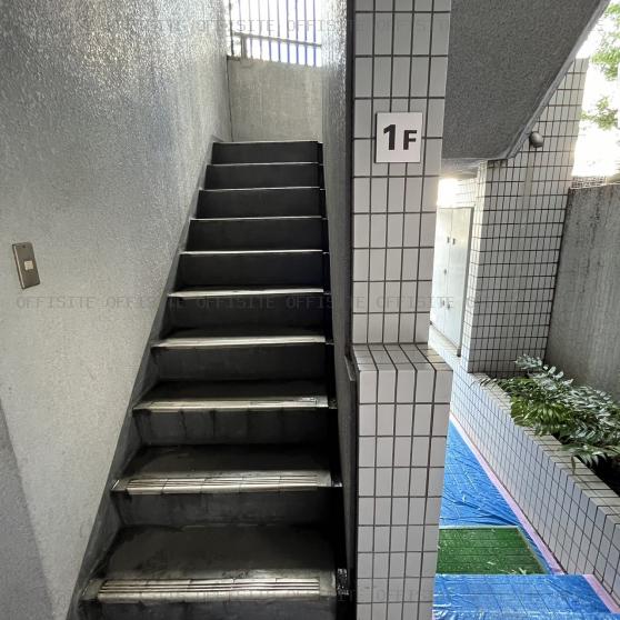 代官山島田ビルの階段
