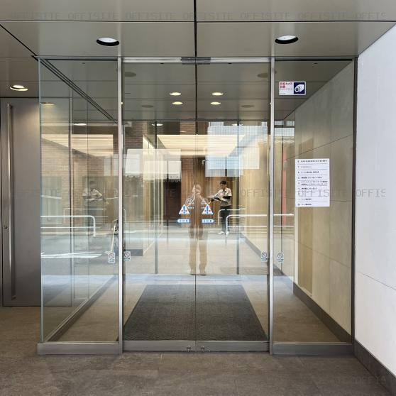 THE CROSS 神田のオフィスビル出入口