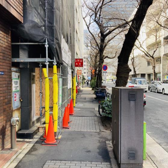 朝日ビルの前面歩道