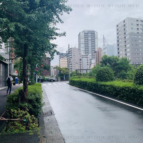 THE PORTAL TSUKIJIのビル前面道路