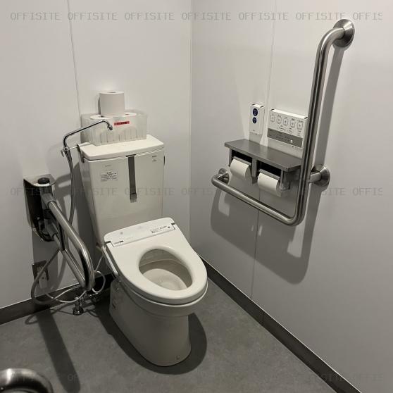 京阪世田谷ビルの1階　男子トイレ