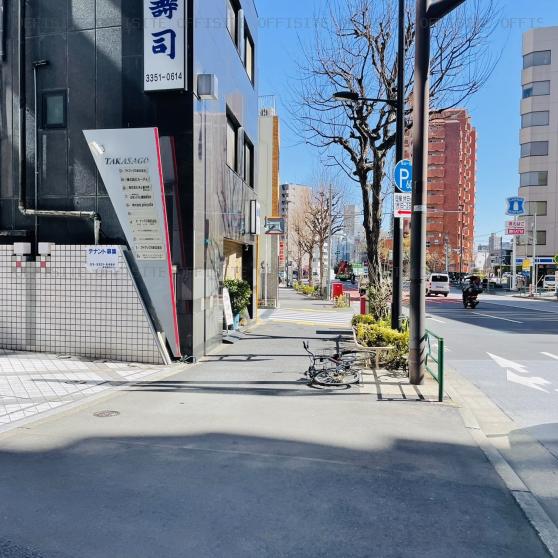 新宿高砂ビルの前面歩道