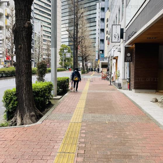 興信（日通住商神田）ビルのビル前面道路