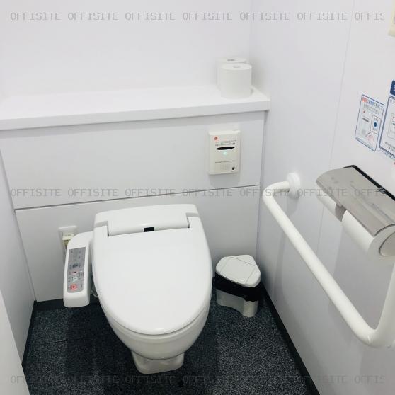 新横浜スクエアビルの多目的トイレ