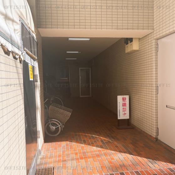 ラインコーポ箱崎のオフィスビル出入口