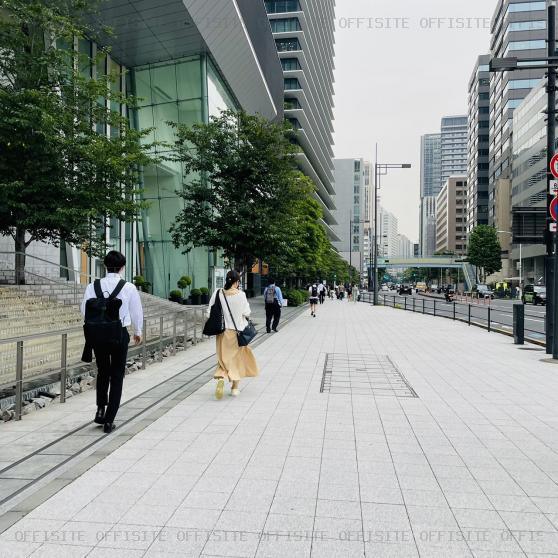 虎ノ門ヒルズ森タワーの前面歩道