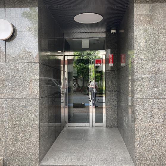 第１石田ビルのオフィスビル出入口