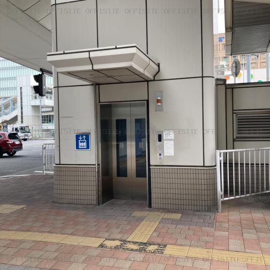 新横浜スクエアビルの駅ロータリー直結エレベーター