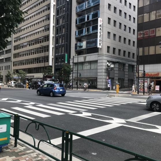 清澤ビルのビル前面道路