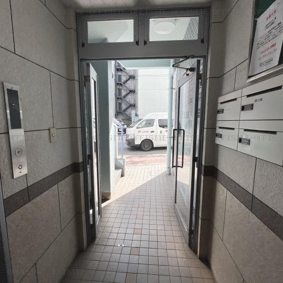 三恵中田ビルのオフィスビル背面出入口