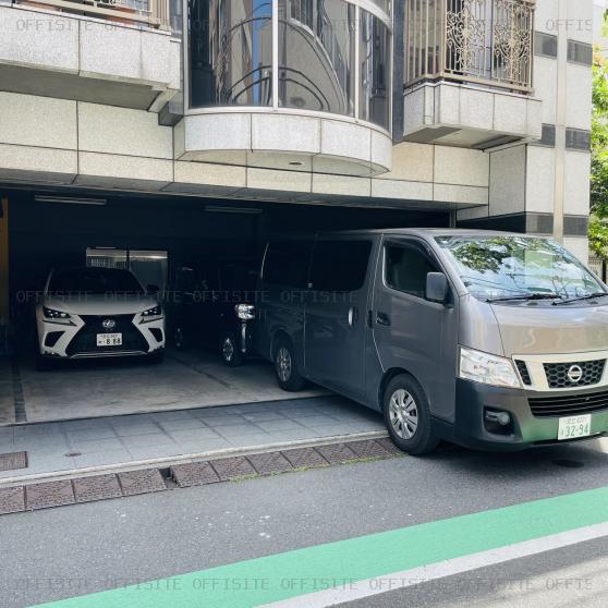 シャングリラビルの駐車場