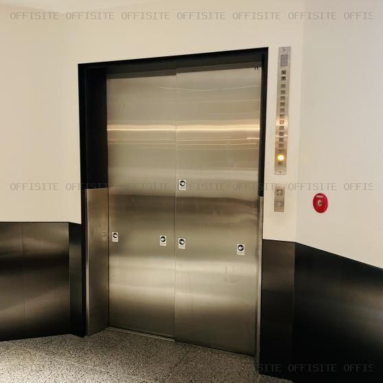 青山ビルの貨物用エレベーター