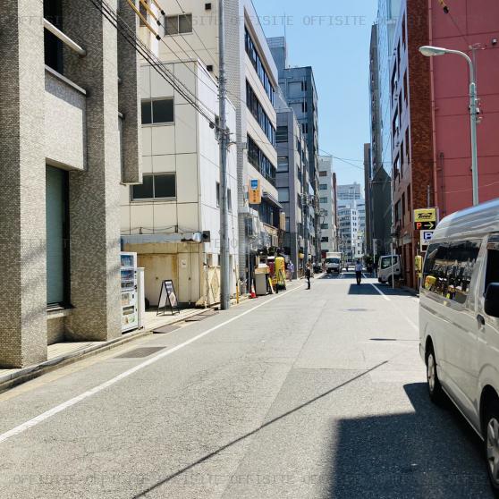 日経茅場町別館のビル前面道路