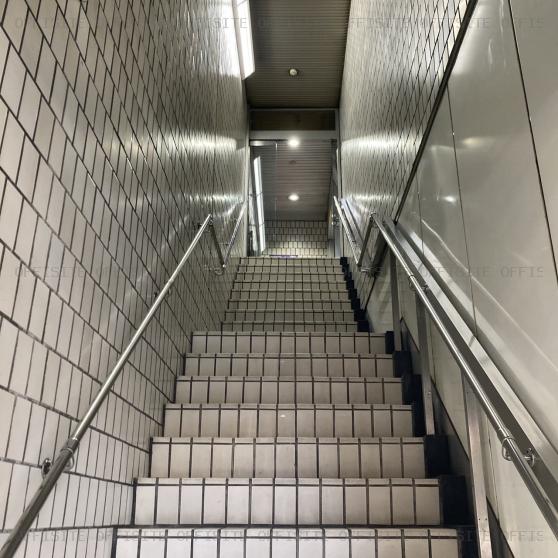 東京シティエアターミナルビルの2階直通階段