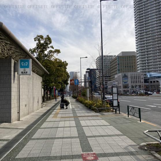 豊洲センタービルのビル前面道路