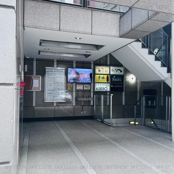 エクレ新宿のオフィスビル出入口