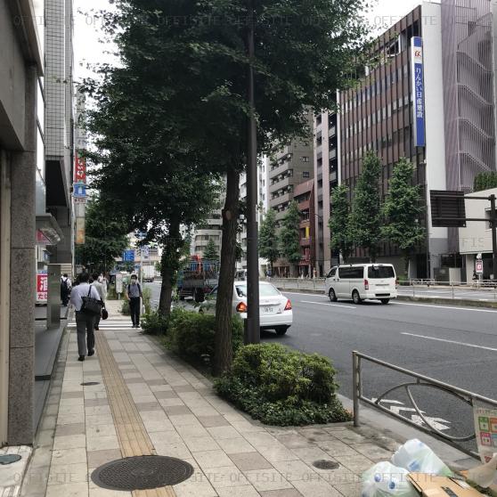 平和会館のビル前面道路