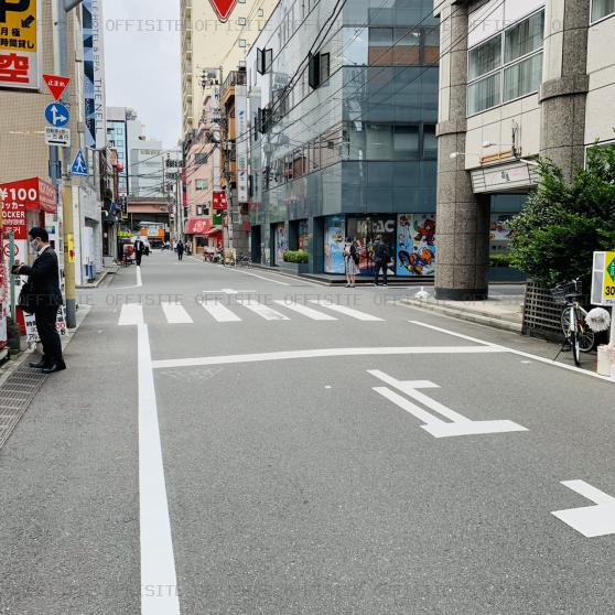 アルカディア上野ビルのビル前面道路