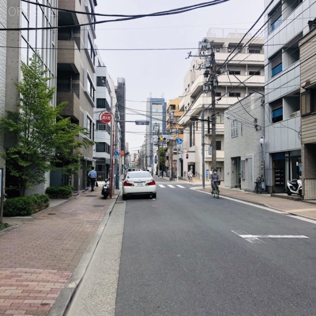 小守ビル ビル前面道路