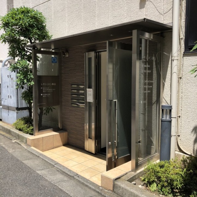 レキシントン青山ビル エントランス