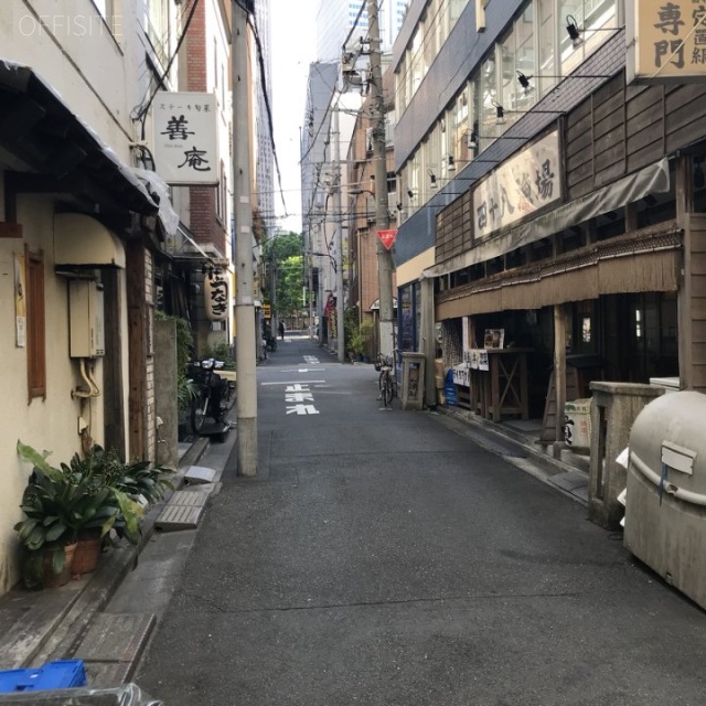 中川ビル ビル前面道路