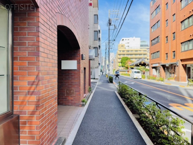 サン・クロレラビル　前面歩道