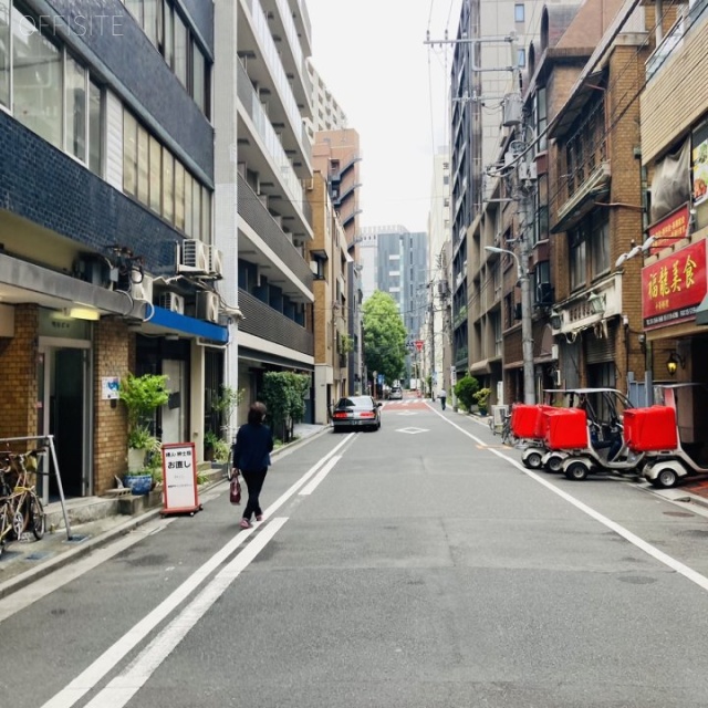 明松ビル ビル前面道路