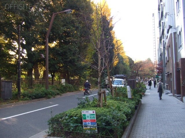 YKB御苑 ビル前面道路