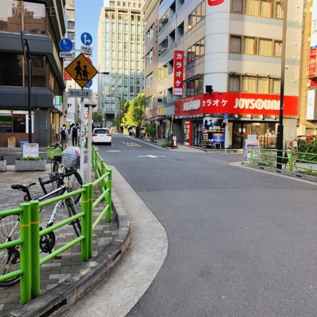 一新ビル 前面は柳通り