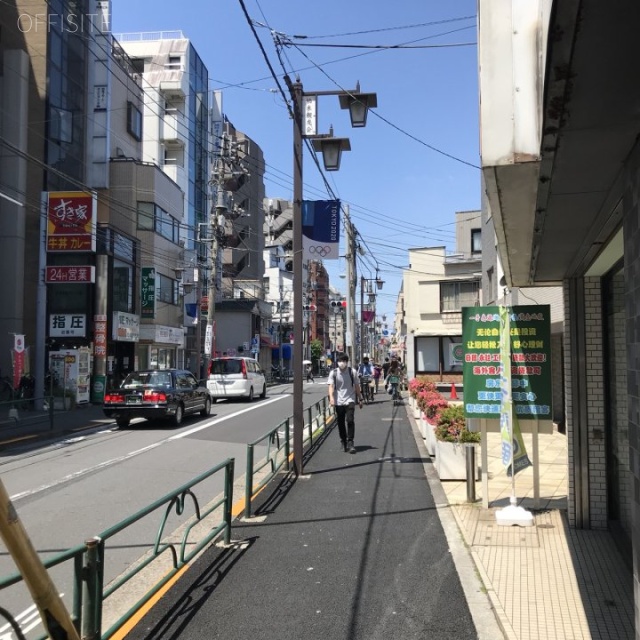 プラザ北新宿ビル ビル前面道路