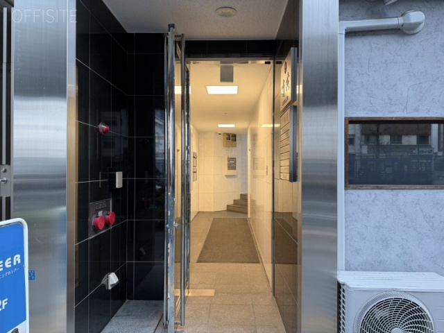 晴花ビル　オフィスビル出入口