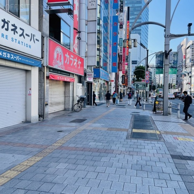 アクティオーレ上野ビル 前面歩道