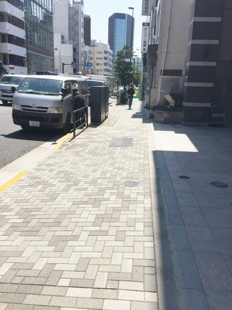gran+AKIHABARA ビル前面道路