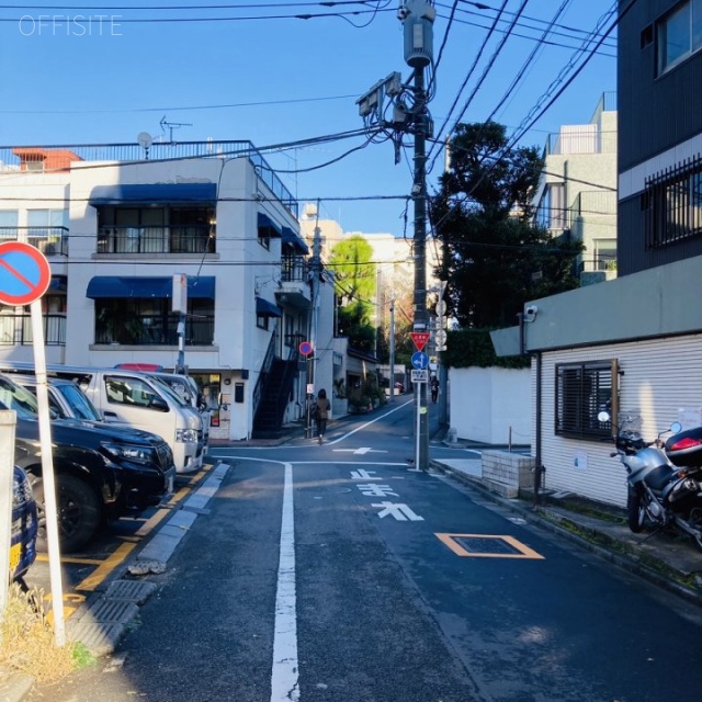 プレジール原宿 ビル前面道路