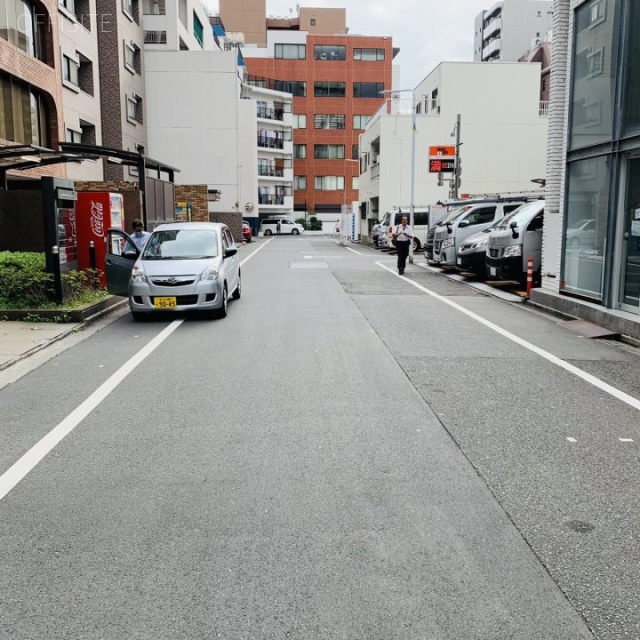 マキリバーサイド ビル前面道路