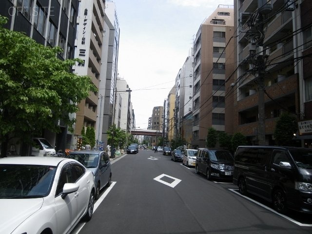 NARAビル ビル前面道路