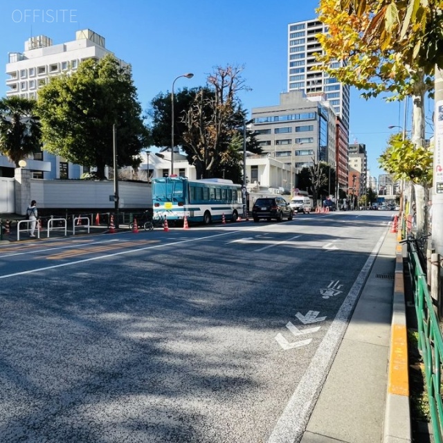 麻布偕成ビル 前面に外苑東通り