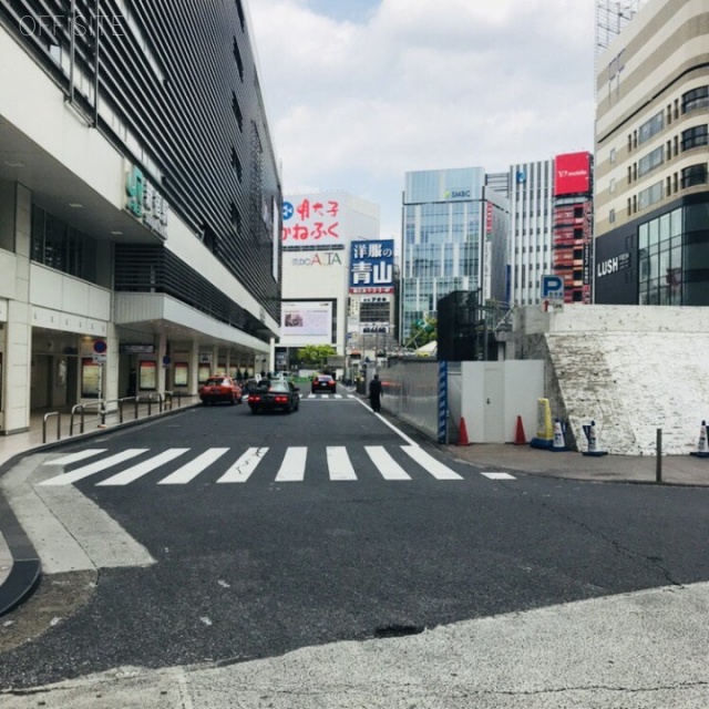 安与ビル ビル前面道路