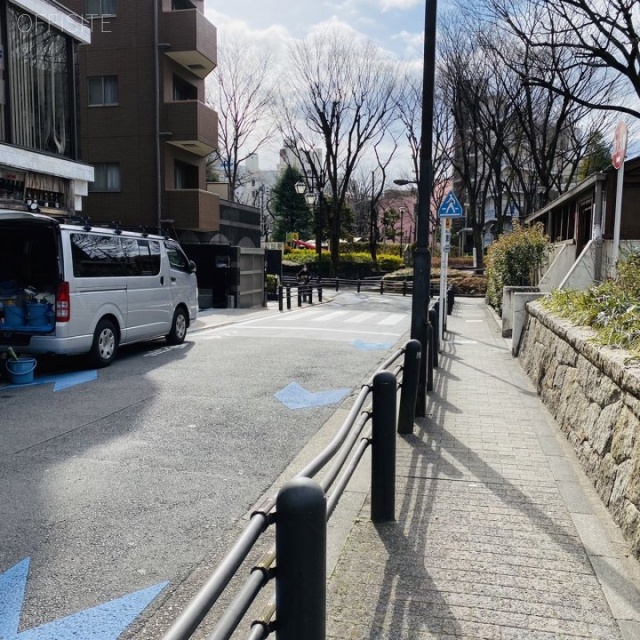 パークスビル ビル前面道路