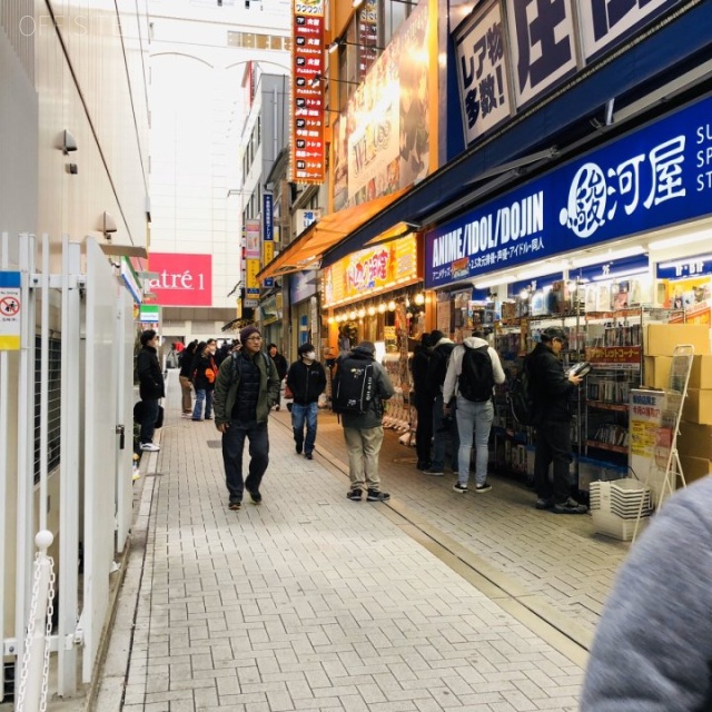 リバティー2号館 ビル前面道路