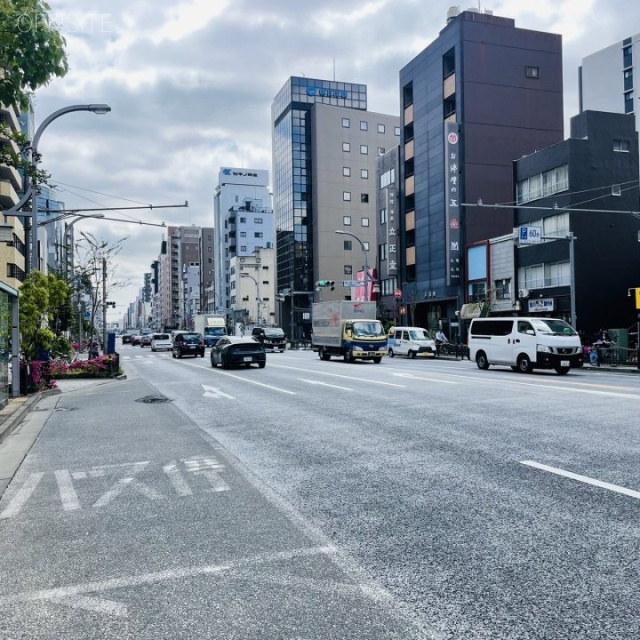 イワツキビル 前面に浅草通り