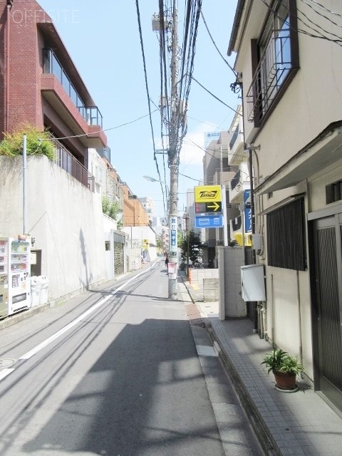 クレスト赤坂 ビル前面道路
