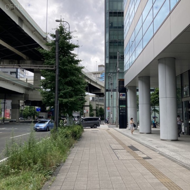 横浜イーストスクエアビル ビル前面道路