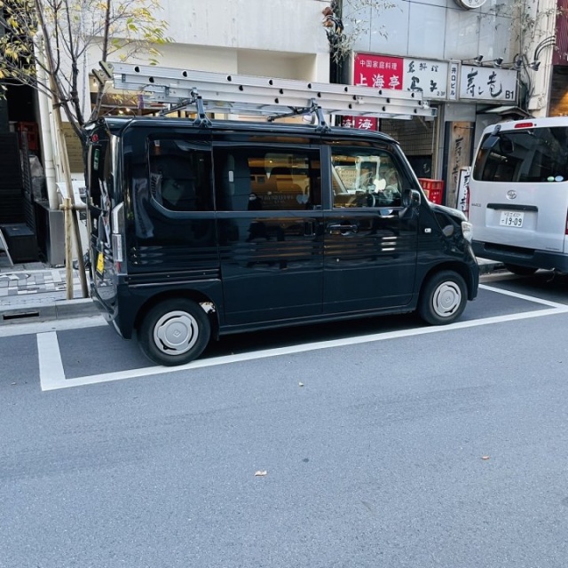 クアトロ室町ビル 前面に白枠駐車場